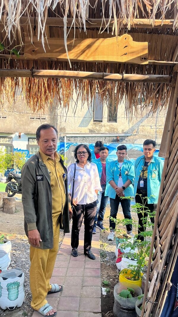 Mahasiswa KKN UNS lakukan kegiatan kolaborasi dengan Warga Kampung Njawani dalam program revitalisasi Kebun Sayur Organik Warga