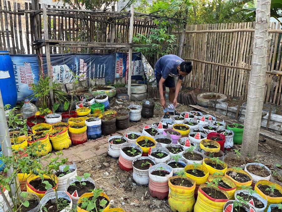 Mahasiswa KKN UNS lakukan kegiatan kolaborasi dengan Warga Kampung Njawani dalam program revitalisasi Kebun Sayur Organik Warga