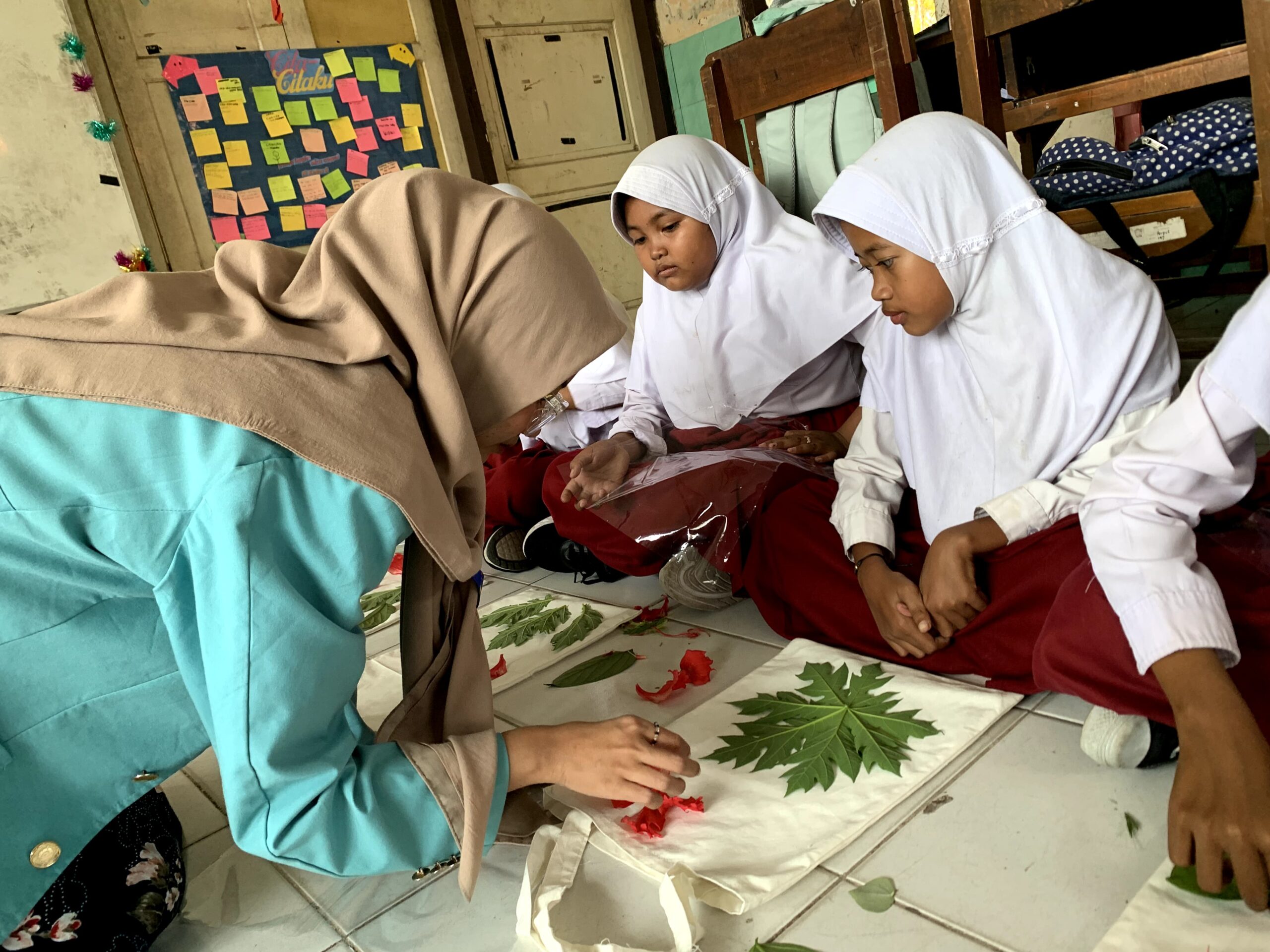 Mahasiswa KKN UNS 130 di Desa Dengkeng: Eco-print Aksara Jawa pada Media Totebag untuk Sinergi Budaya dan Lingkungan