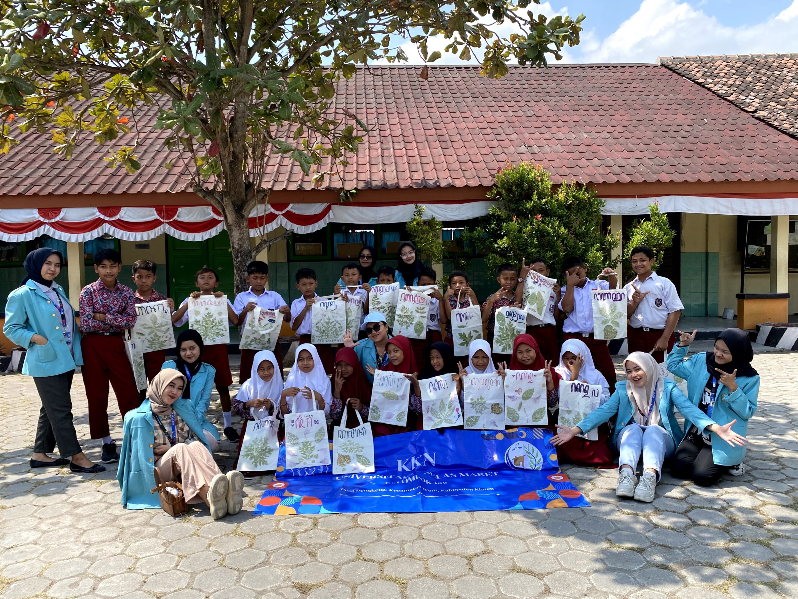 Mahasiswa KKN UNS 130 di Desa Dengkeng: Eco-print Aksara Jawa pada Media Totebag untuk Sinergi Budaya dan Lingkungan