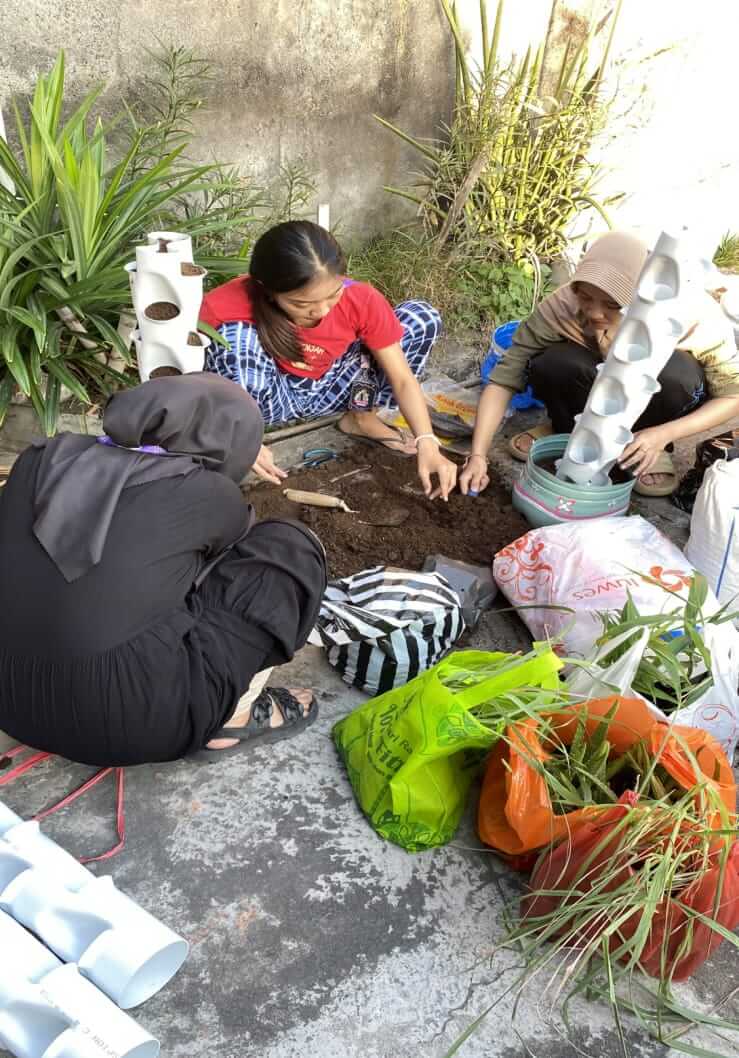 (Memenyiapkan Tanah Untuk Media Tanam)